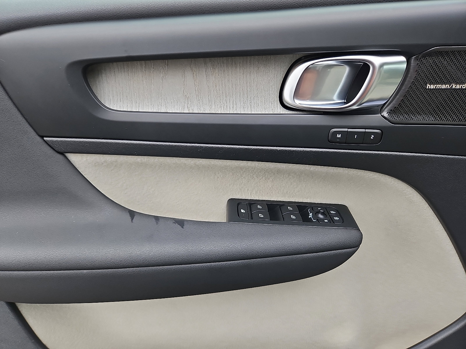 Certified 2023 Volvo XC40 B5 Ultimate w/ Protection Package Premier image 12