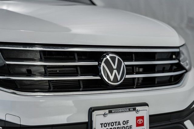 Used 2022 Volkswagen Tiguan SE w/ Panoramic Sunroof Package image 11