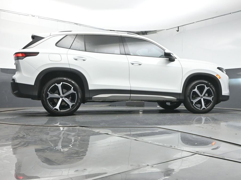 Used 2025 Volkswagen Tiguan SE image 40