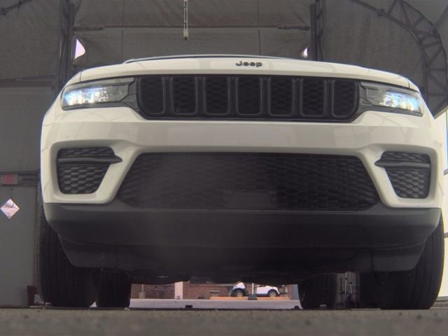 Used 2025 Jeep Grand Cherokee Altitude image 3