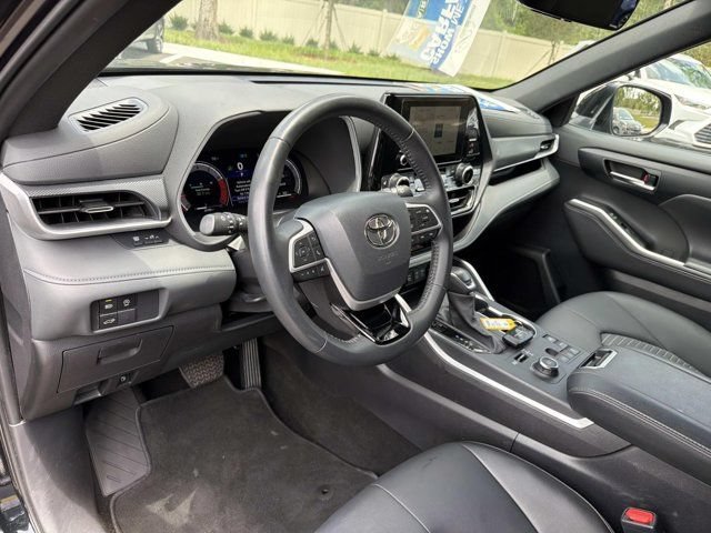 Used 2025 Toyota Highlander XSE AWD/4WD image 12