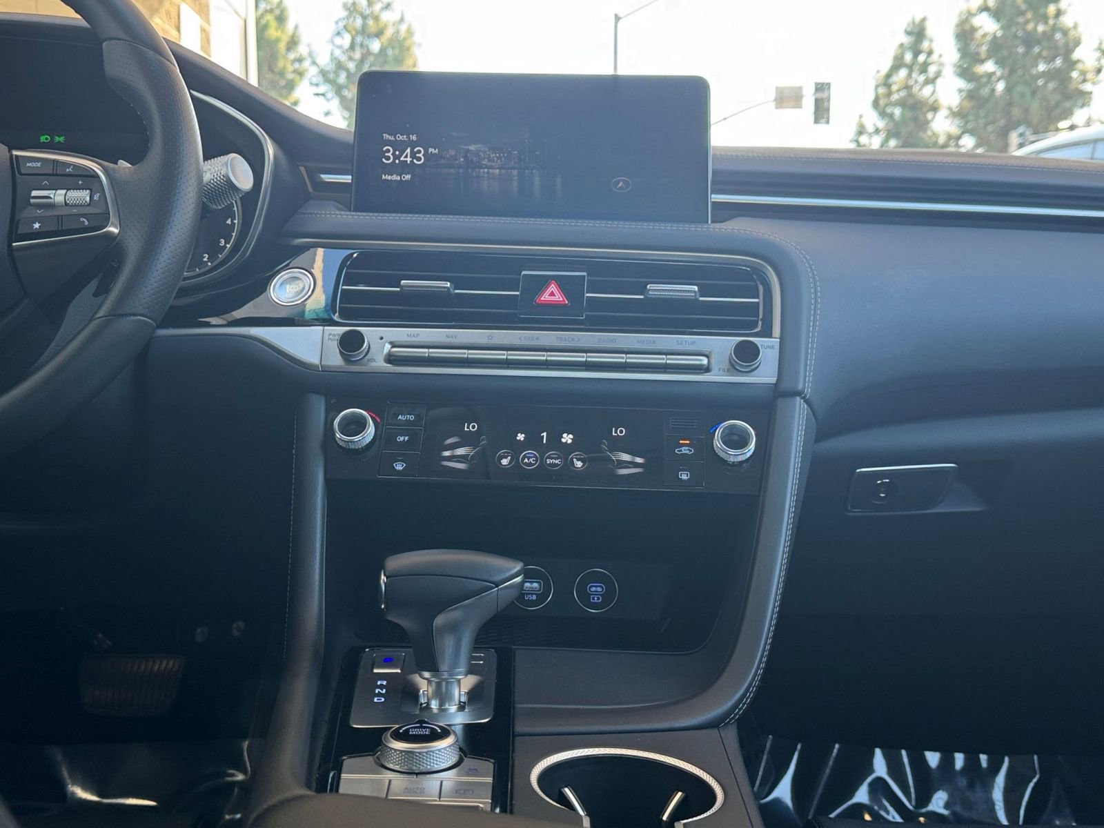 Used 2025 Genesis G70 2.5T image 21