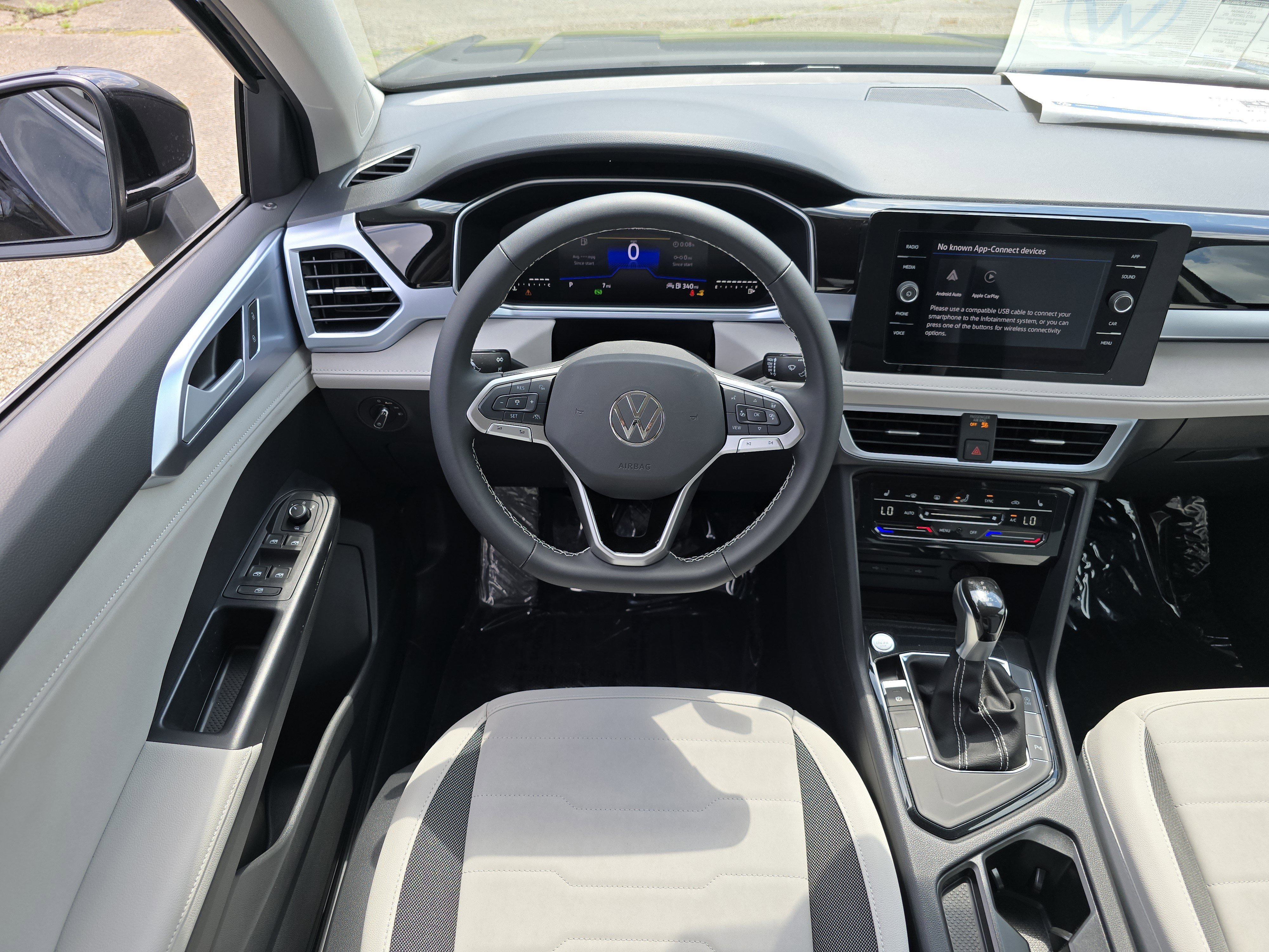 New 2025 Volkswagen Taos SE image 22