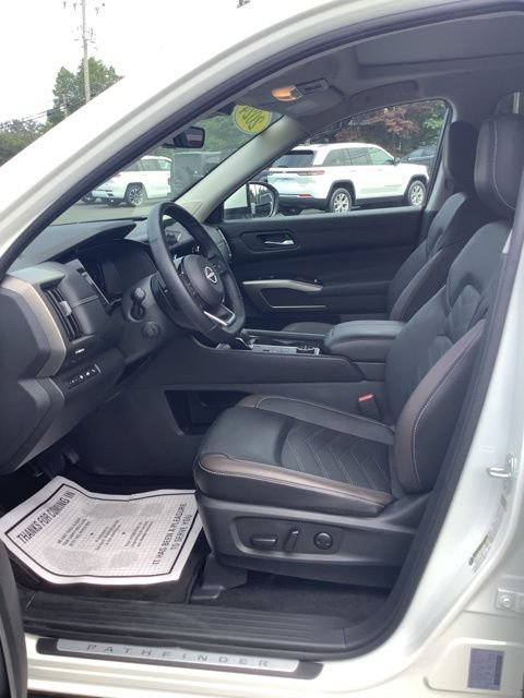Used 2024 Nissan Pathfinder Platinum w/ Cargo Package AWD/4WD image 18