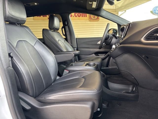 Used 2025 Chrysler Pacifica Select image 25