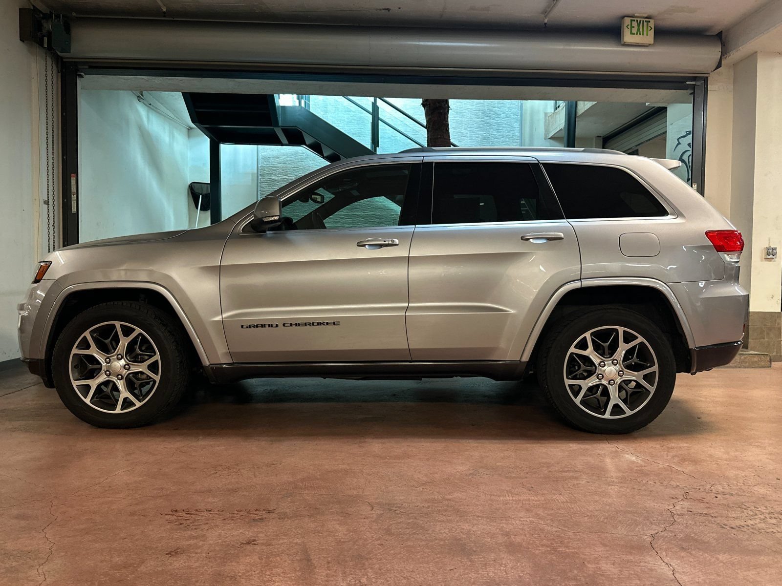 Used 2018 Jeep Grand Cherokee Limited RWD image 2