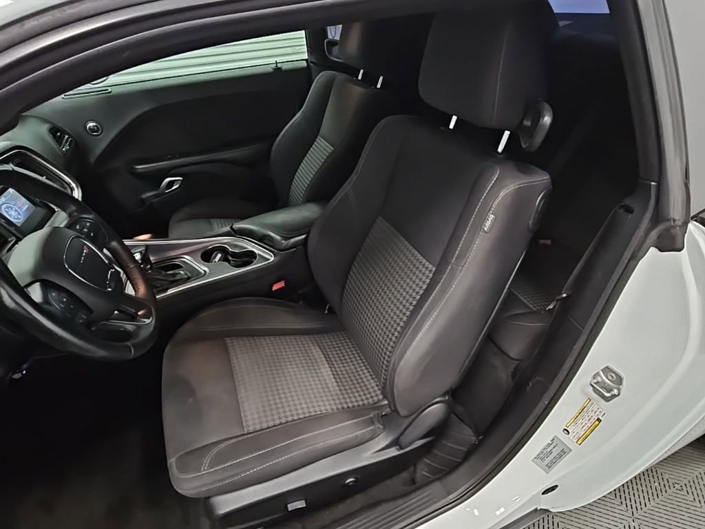 Used 2015 Dodge Challenger SXT image 25