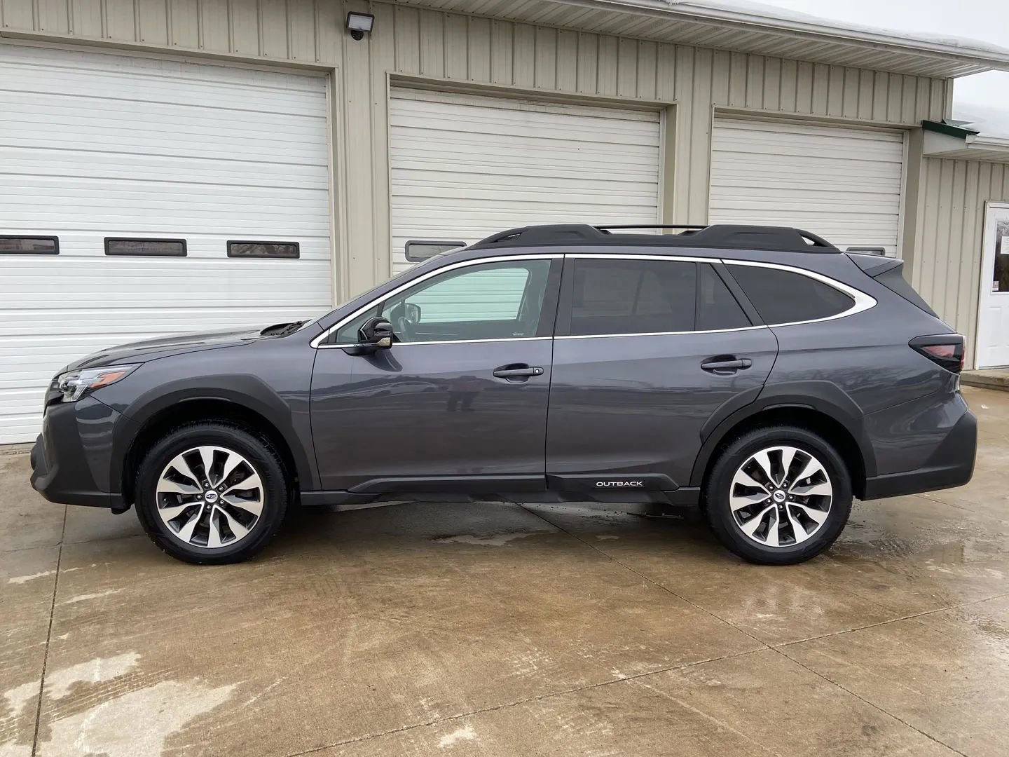 Used 2023 Subaru Outback Limited image 4
