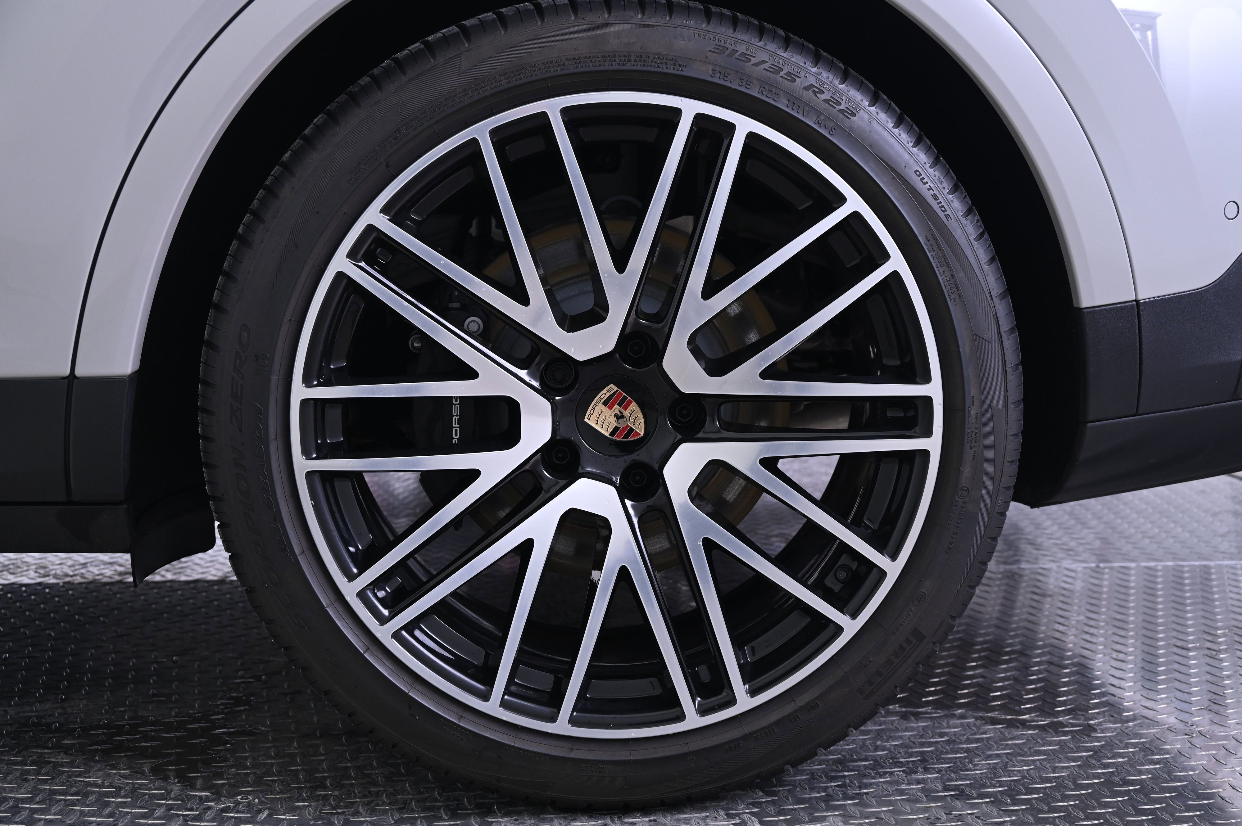 Used 2025 Porsche Cayenne image 12