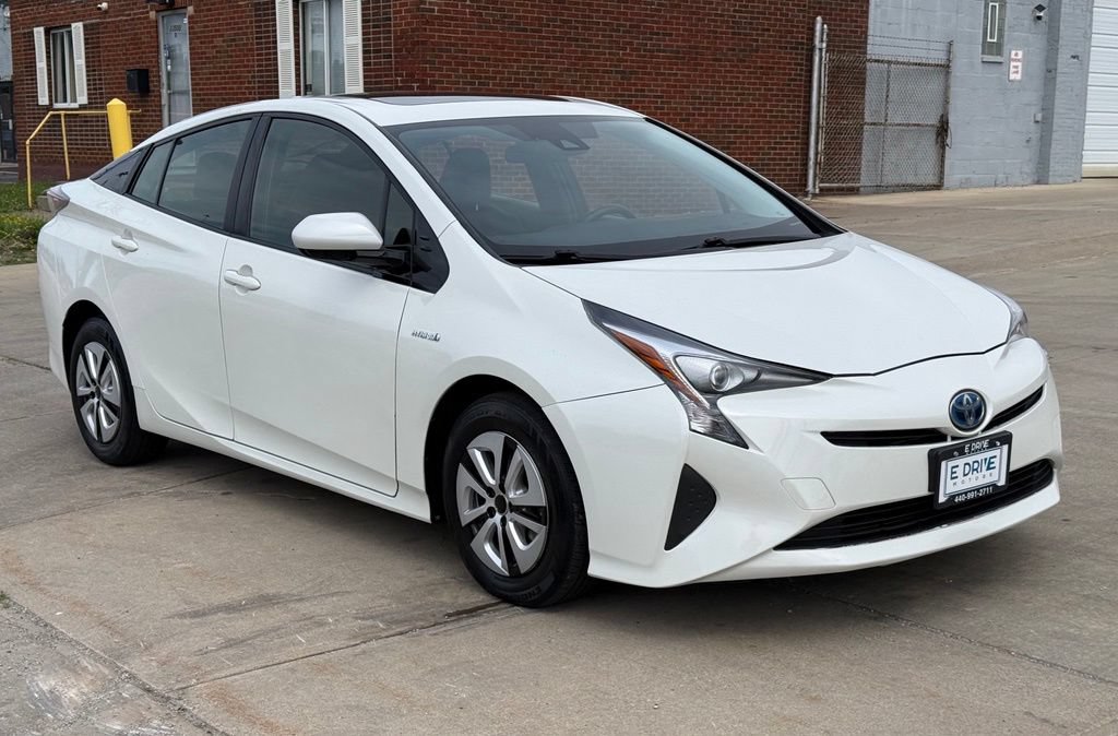 Used 2017 Toyota Prius Three w/ Advanced Technology Package FWD image 4