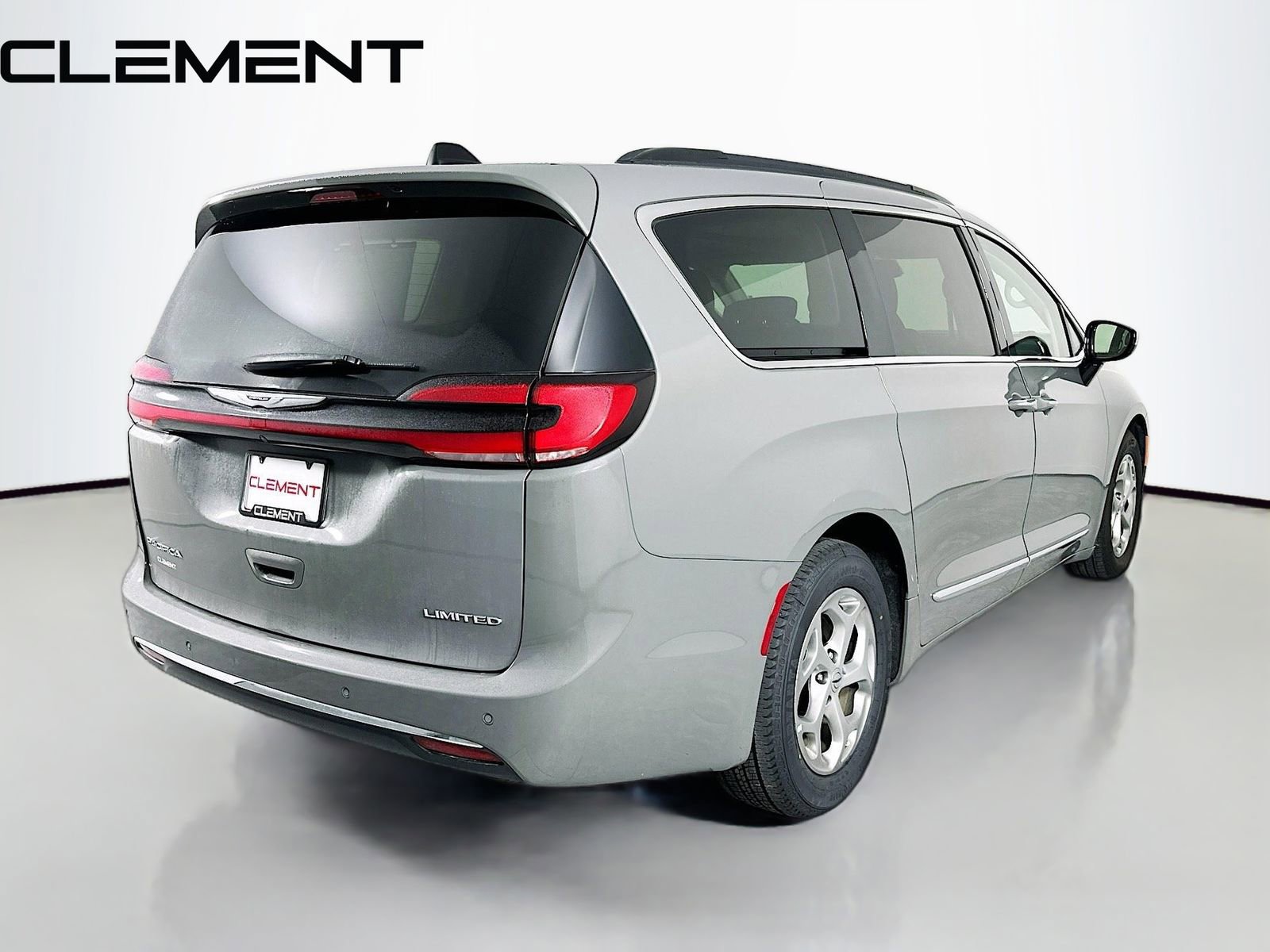 Used 2023 Chrysler Pacifica Limited image 7