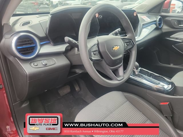 Used 2025 Chevrolet Trax LT FWD image 11