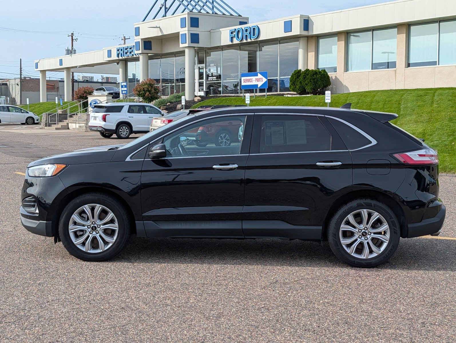 Used 2023 Ford Edge Titanium AWD/4WD image 2