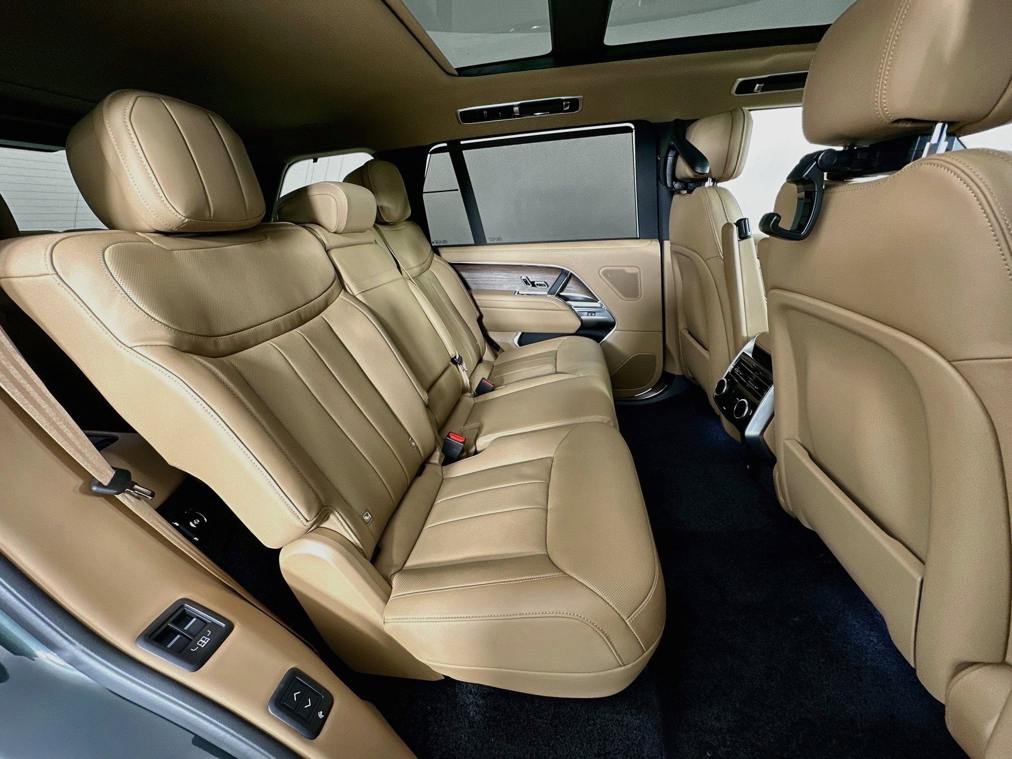 New 2027 Land Rover Range Rover Long Wheelbase SE AWD/4WD image 25