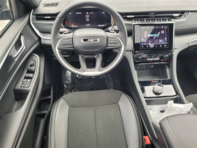 New 2025 Jeep Grand Cherokee Altitude image 9