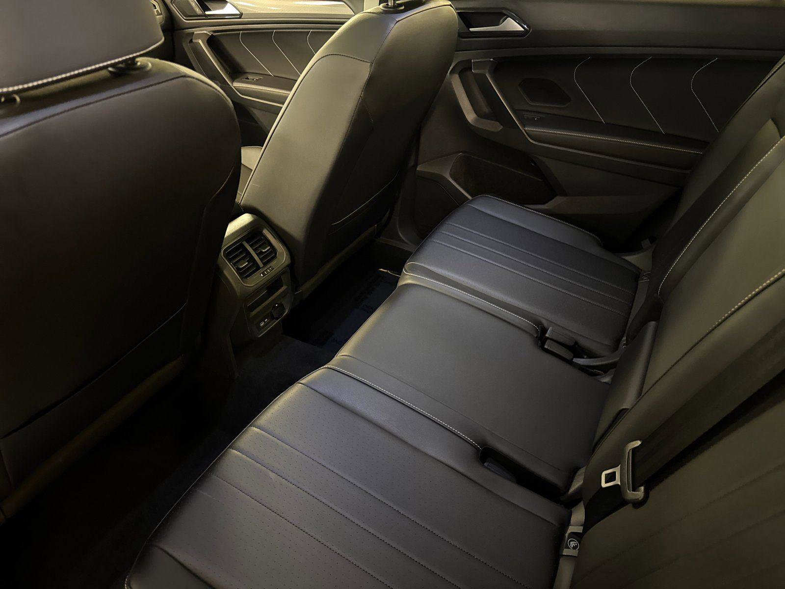 Used 2023 Volkswagen Tiguan SE w/ Panoramic Sunroof Package FWD image 11