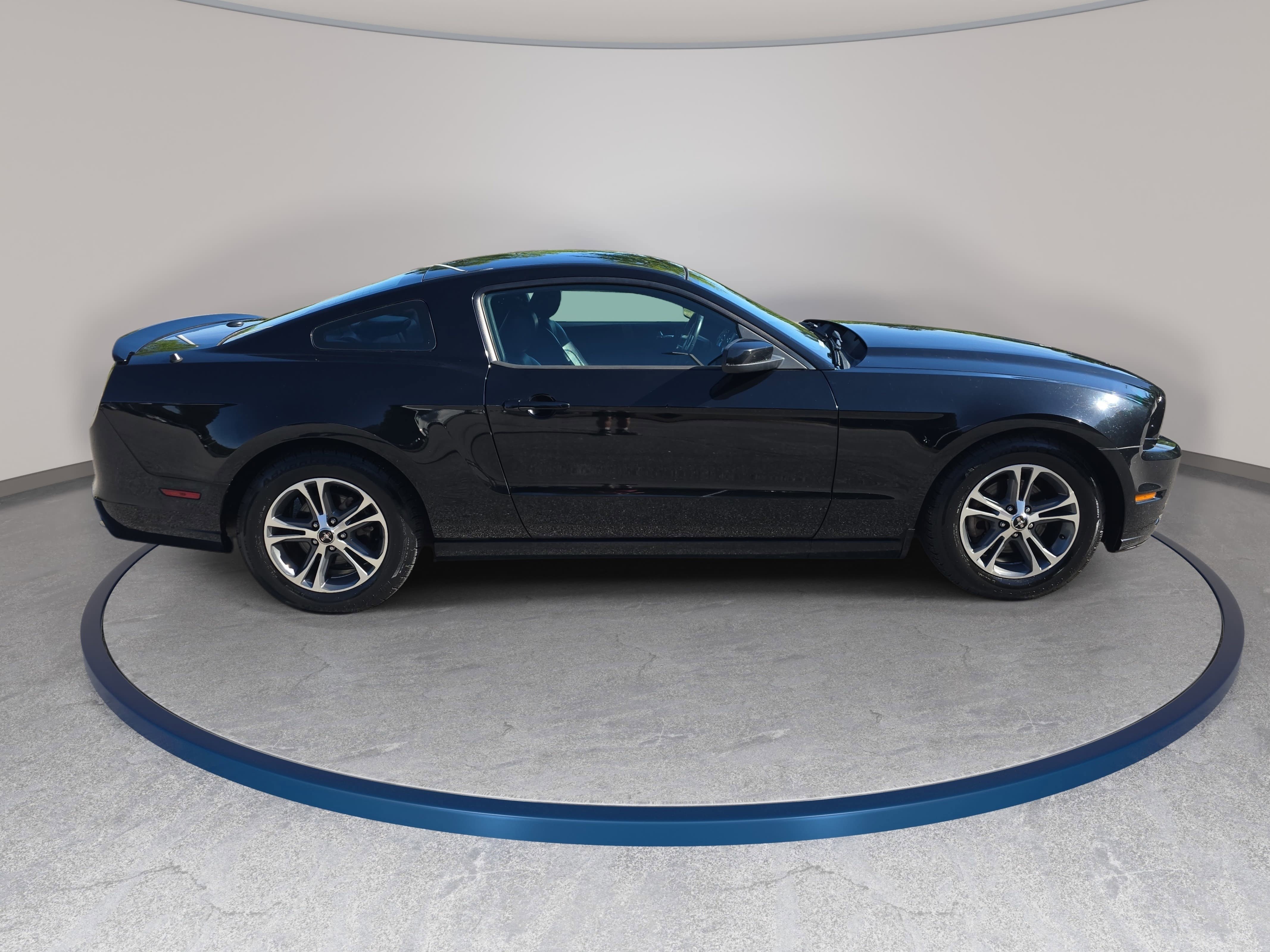 Used 2013 Ford Mustang Premium w/ Security Pkg RWD image 4