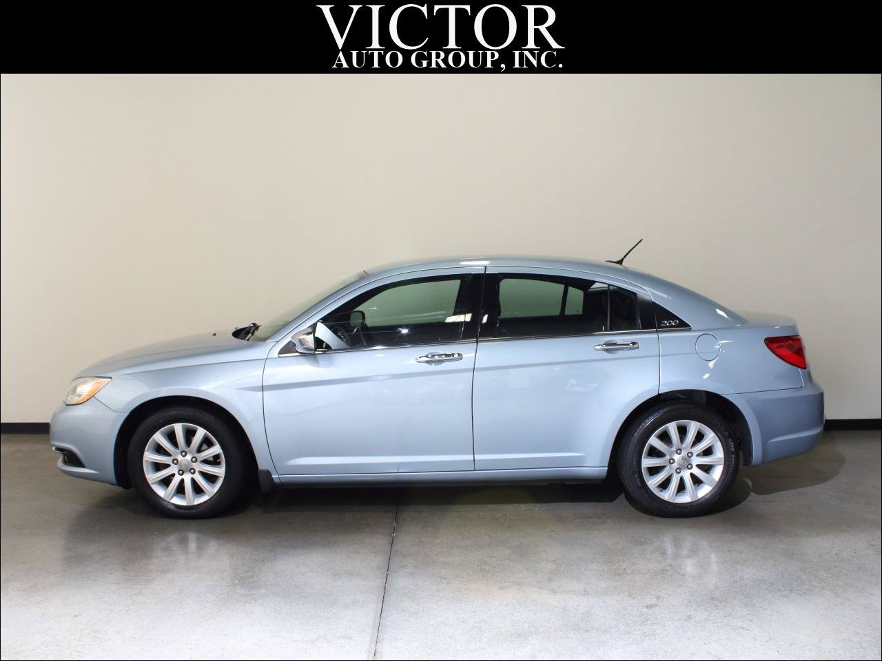 Used 2013 Chrysler 200 Limited FWD image 1