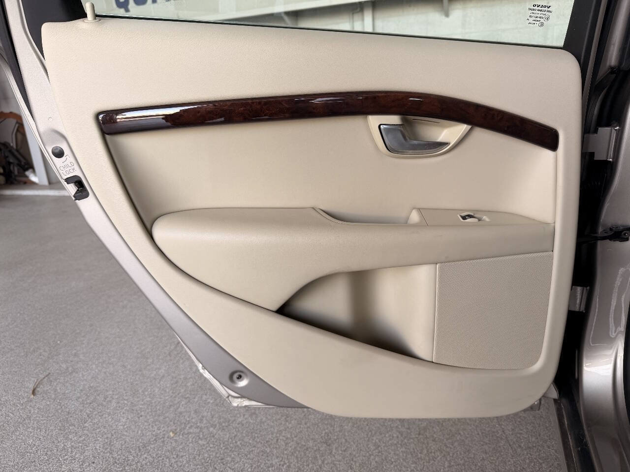 Used 2010 Volvo V70 FWD image 14