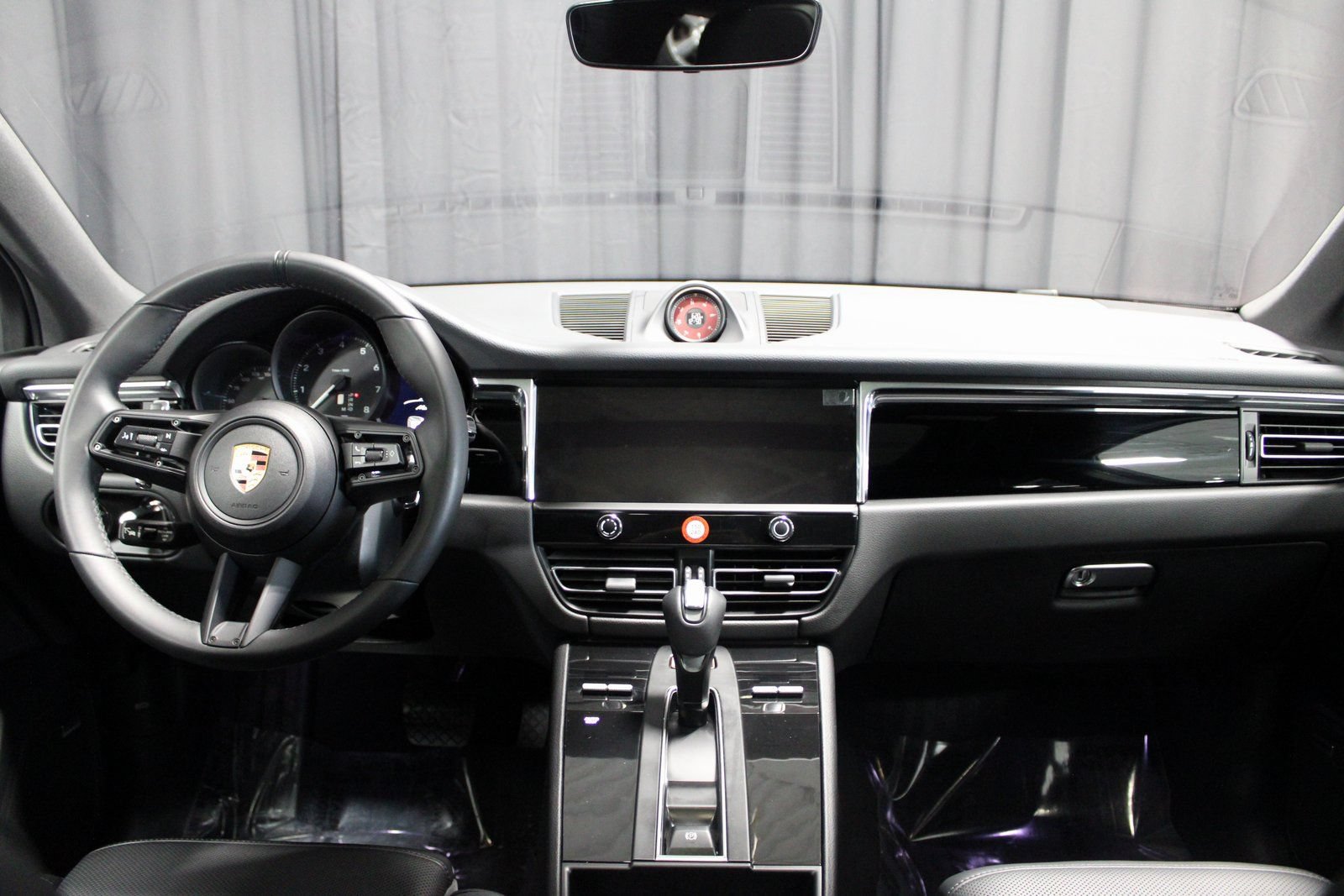 Certified 2025 Porsche Macan AWD/4WD image 30
