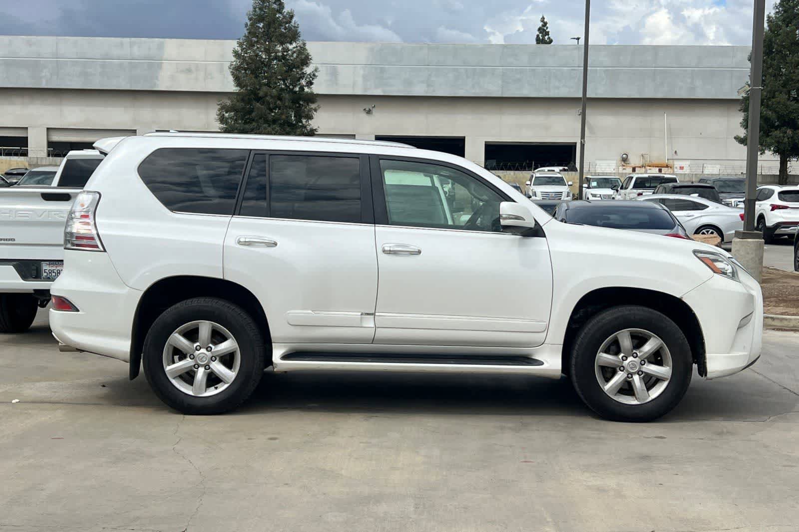 Used 2017 Lexus GX 460 w/ Navigation Package image 9