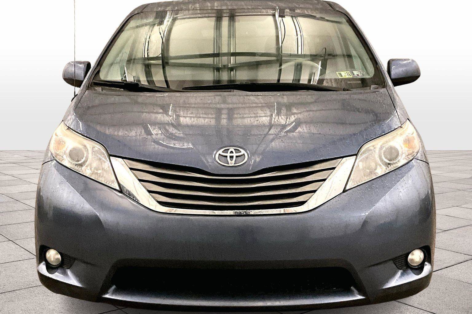 Used 2014 Toyota Sienna XLE image 4