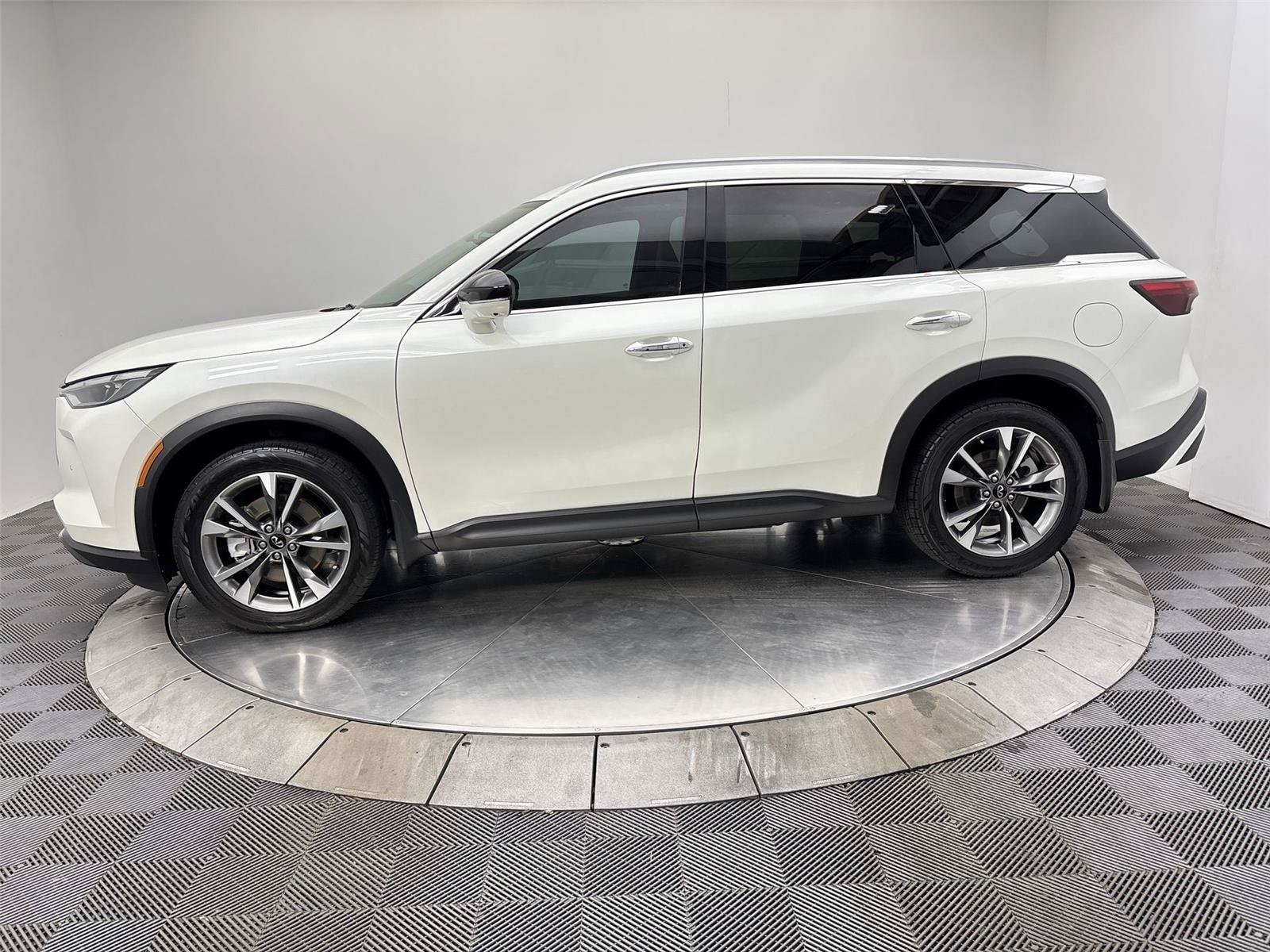 Used 2023 INFINITI QX60 Luxe w/ Cargo Package AWD/4WD image 16