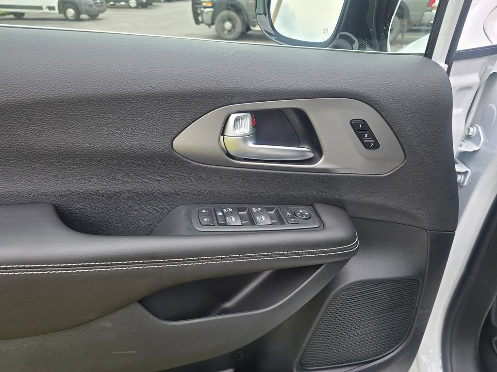 New 2027 Chrysler Pacifica Limited AWD/4WD image 13