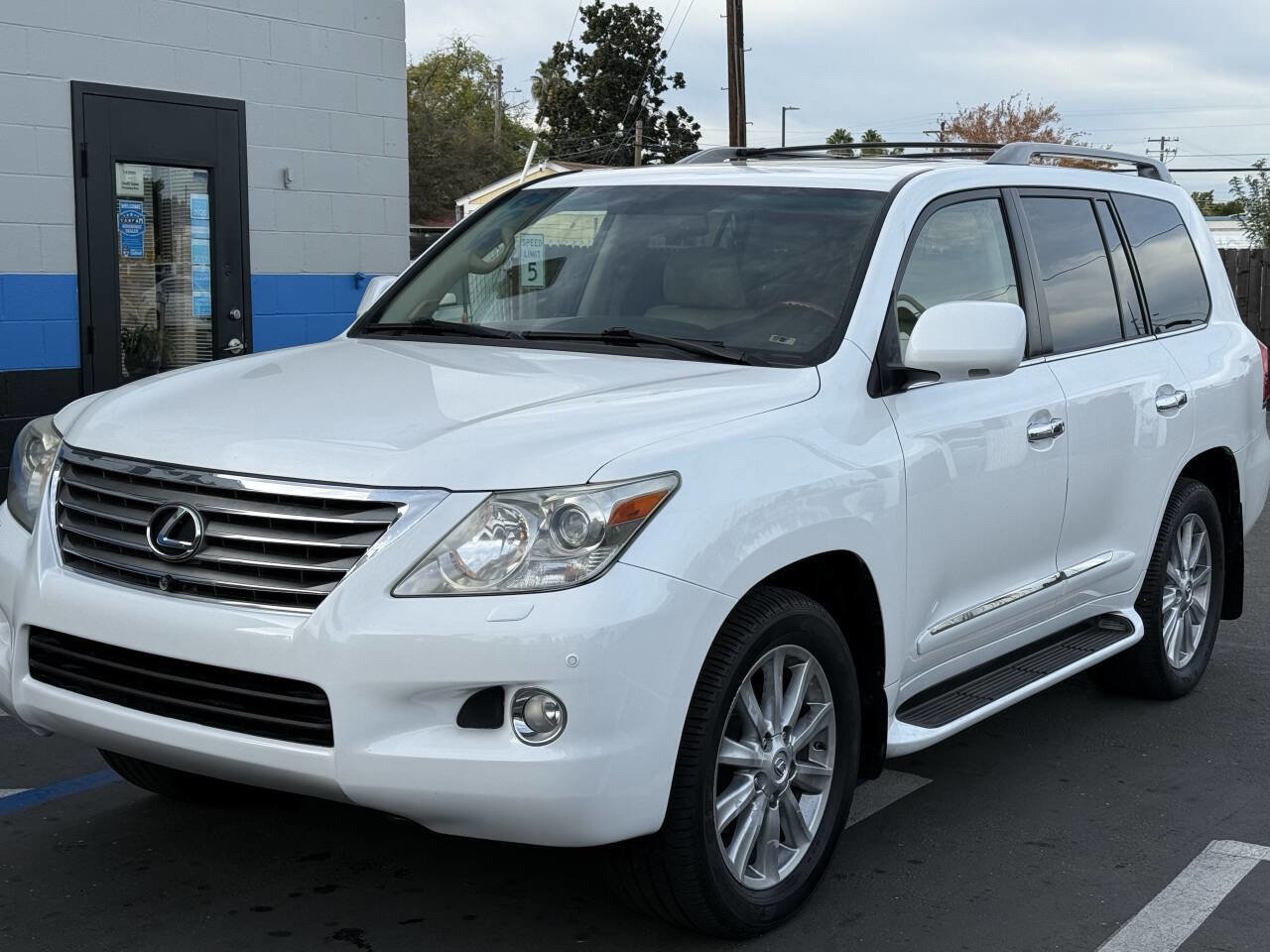 Used 2009 Lexus LX 570 4WD image 3