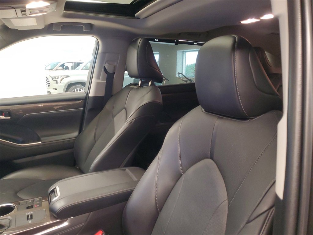 Used 2023 Toyota Highlander Limited image 18