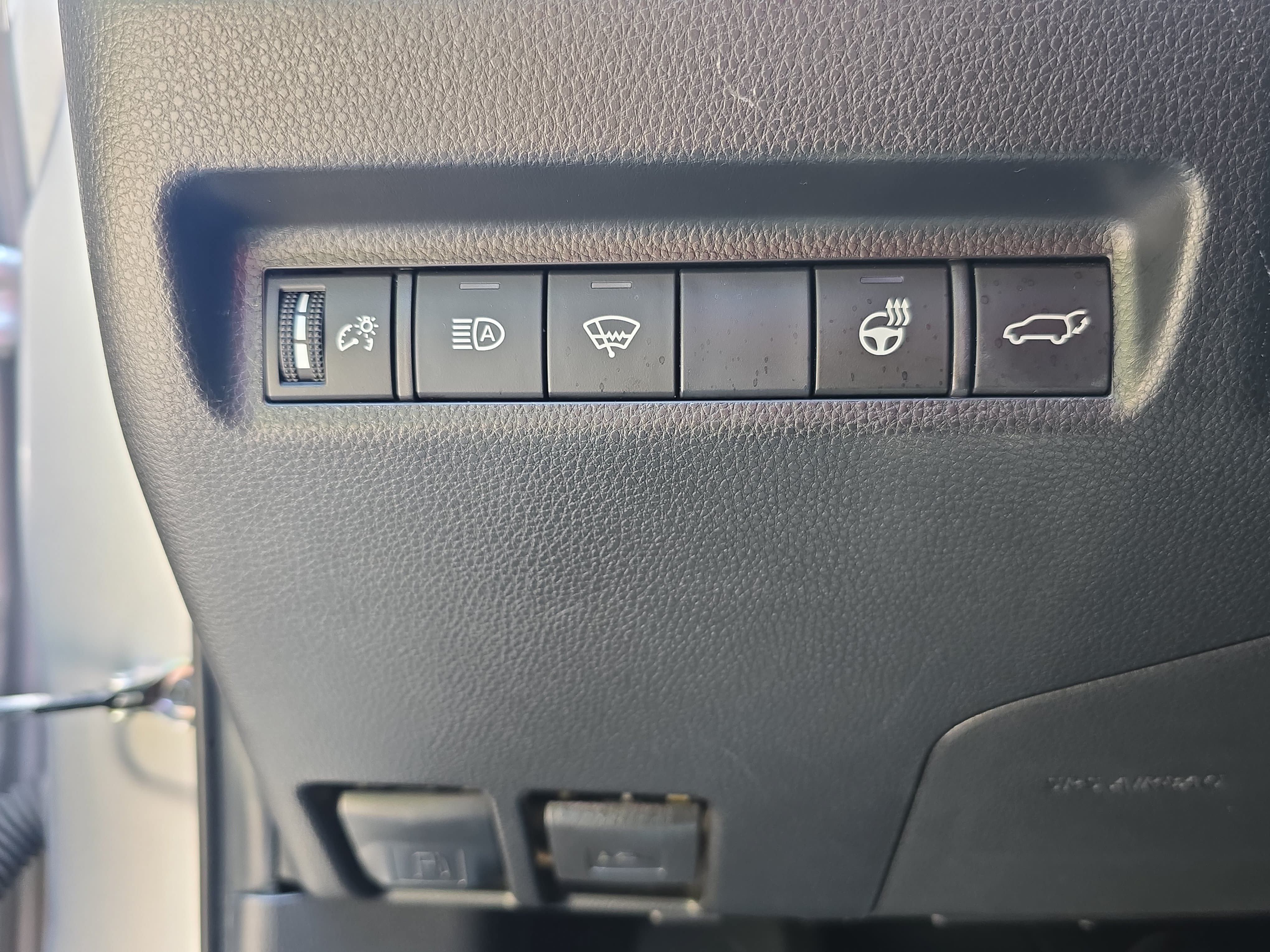 Used 2019 Toyota RAV4 Limited w/ Cold Weather Package FWD image 25