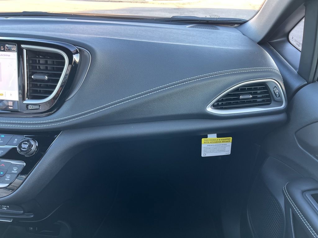 New 2026 Chrysler Pacifica Select w/ S Appearance Package image 28