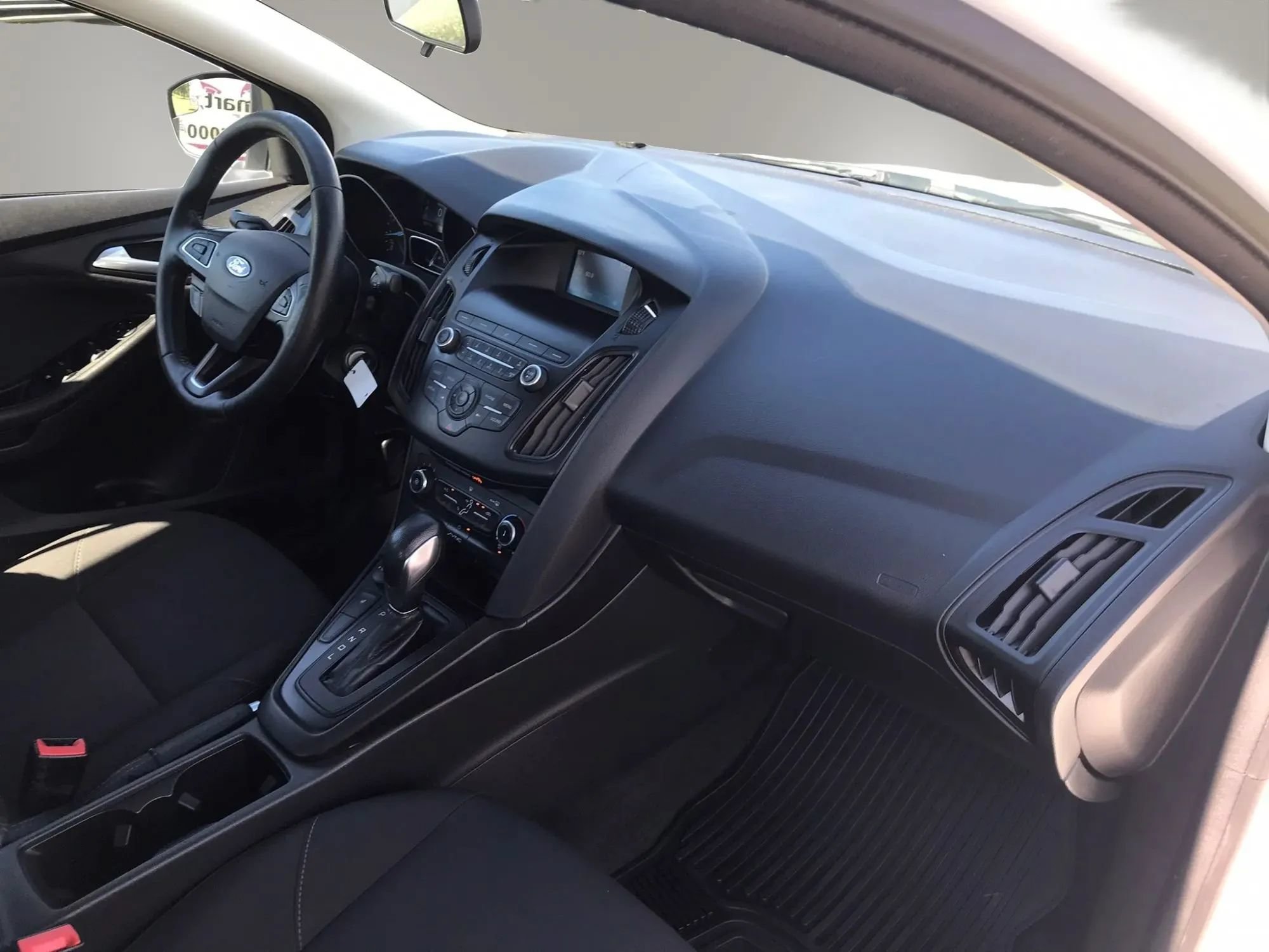 Used 2018 Ford Focus SE w/ SE Appearance Package FWD image 2