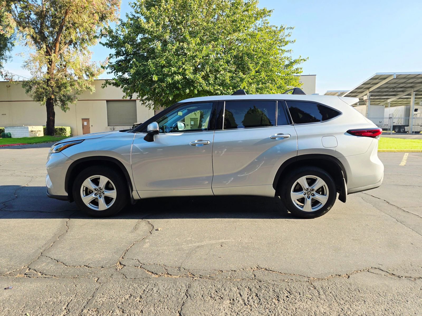Used 2020 Toyota Highlander LE FWD image 5