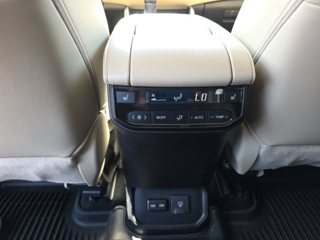 Used 2024 Toyota Highlander Platinum FWD image 13