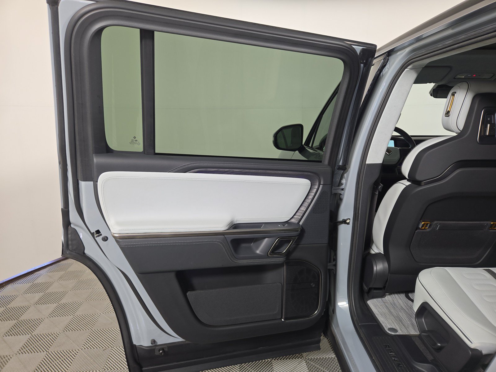 Used 2024 Rivian R1S Adventure AWD/4WD image 17