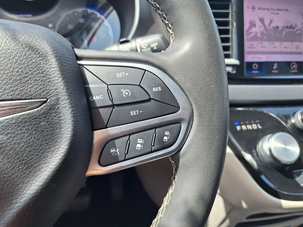 Used 2023 Chrysler Pacifica Touring-L FWD image 16