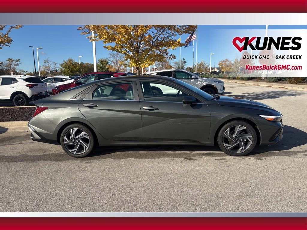 Used 2025 Hyundai Elantra Limited image 4