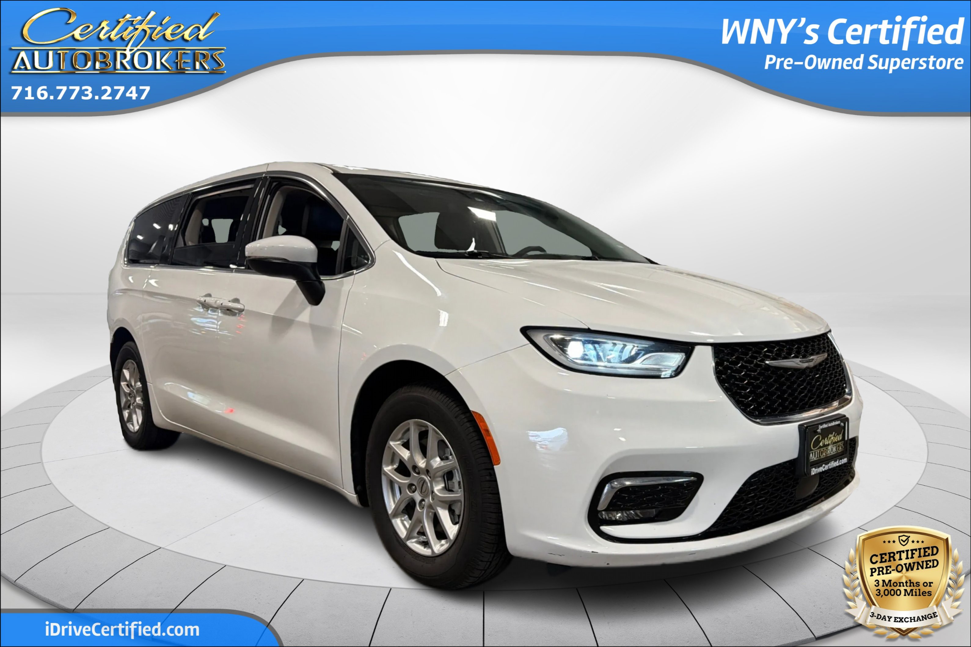 Used 2023 Chrysler Pacifica Touring-L FWD image 3