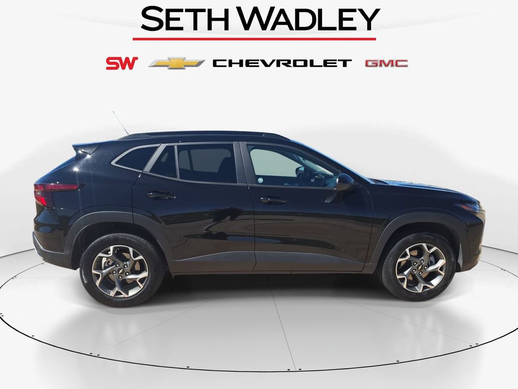 Used 2025 Chevrolet Trax LT w/ LT Convenience Package image 8