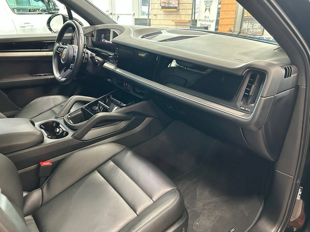 Used 2025 Porsche Cayenne AWD/4WD image 12