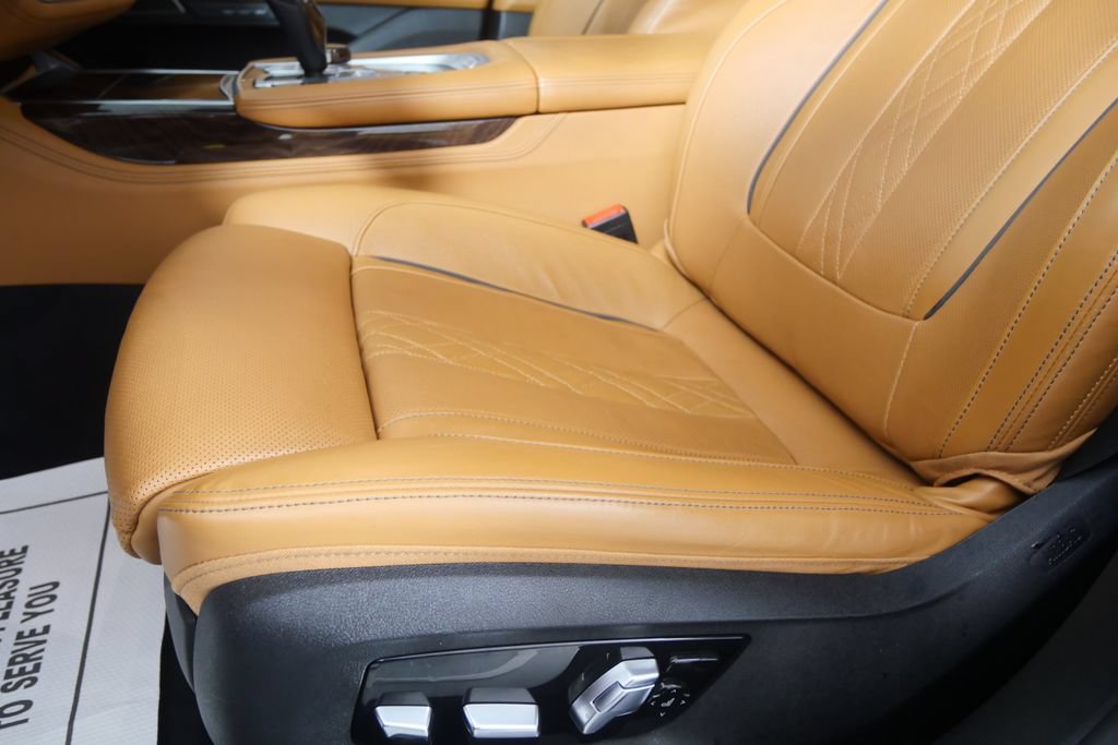 Used 2022 BMW 740i xDrive w/ M Sport Package AWD/4WD image 9