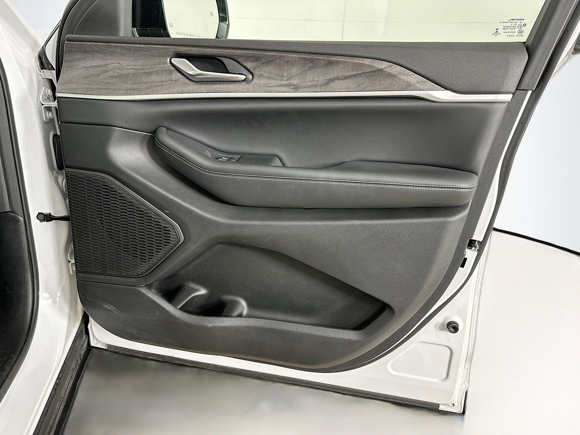 Used 2023 Jeep Grand Cherokee Limited w/ Black Appearance Package image 32