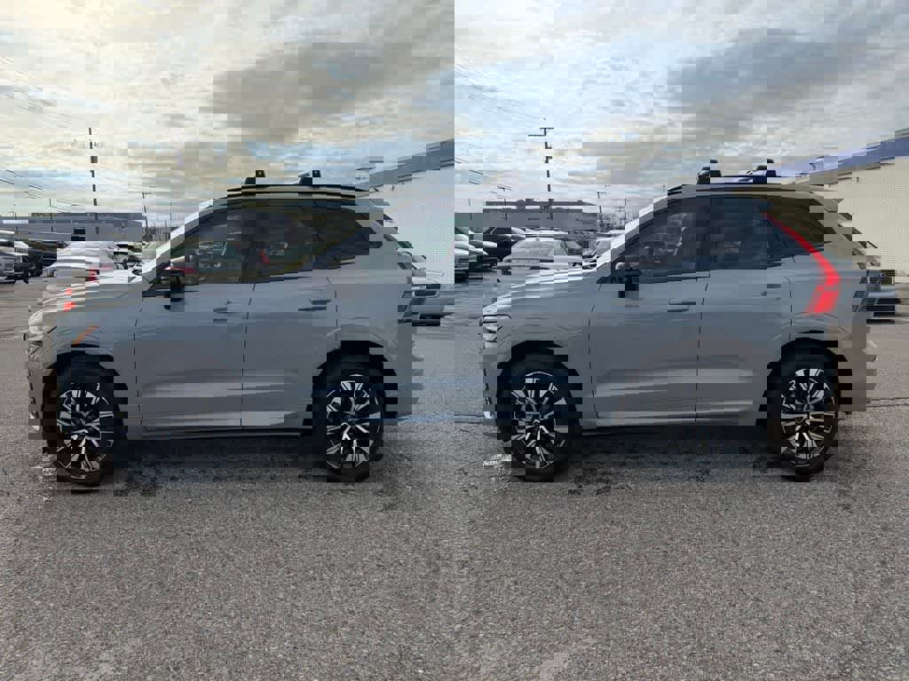 Used 2024 Volvo XC60 B5 Plus w/ Protection Package Premier image 8