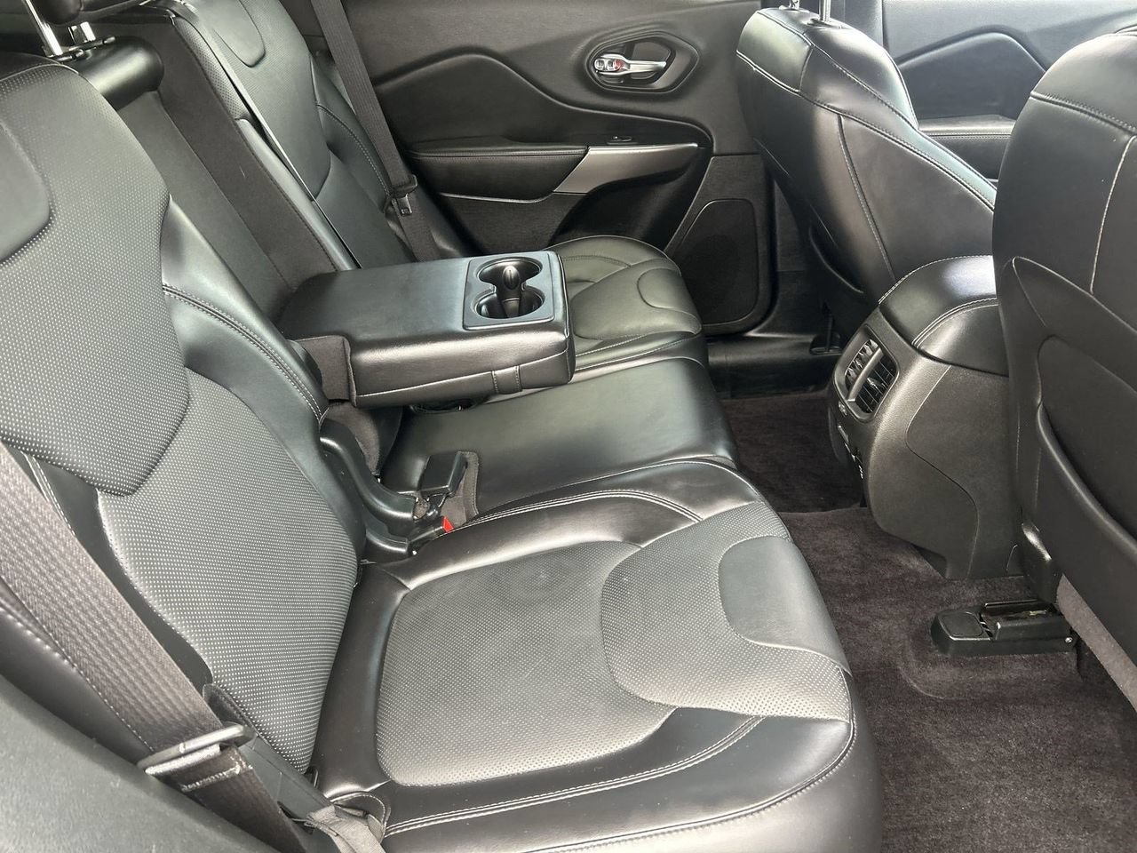 Used 2019 Jeep Cherokee Limited w/ Luxury Group FWD image 10