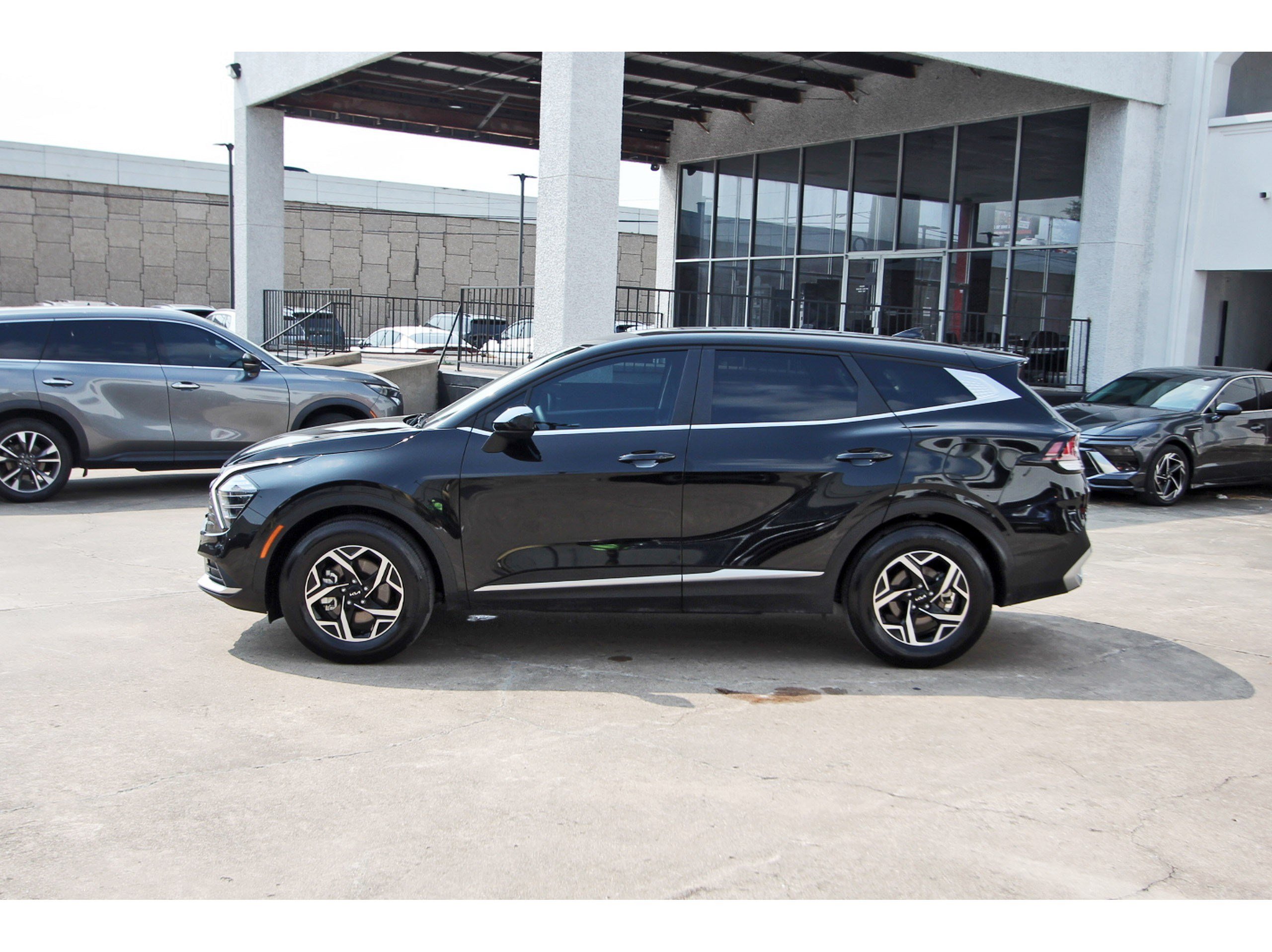 Certified 2025 Kia Sportage LX FWD image 4