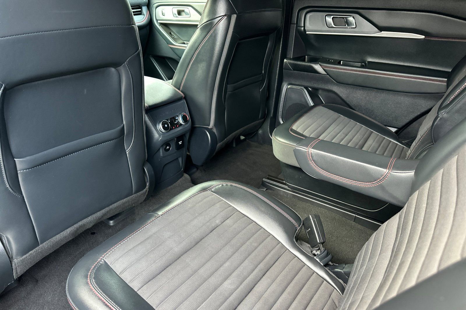 Used 2025 Ford Explorer ST-Line w/ Premium Package image 11