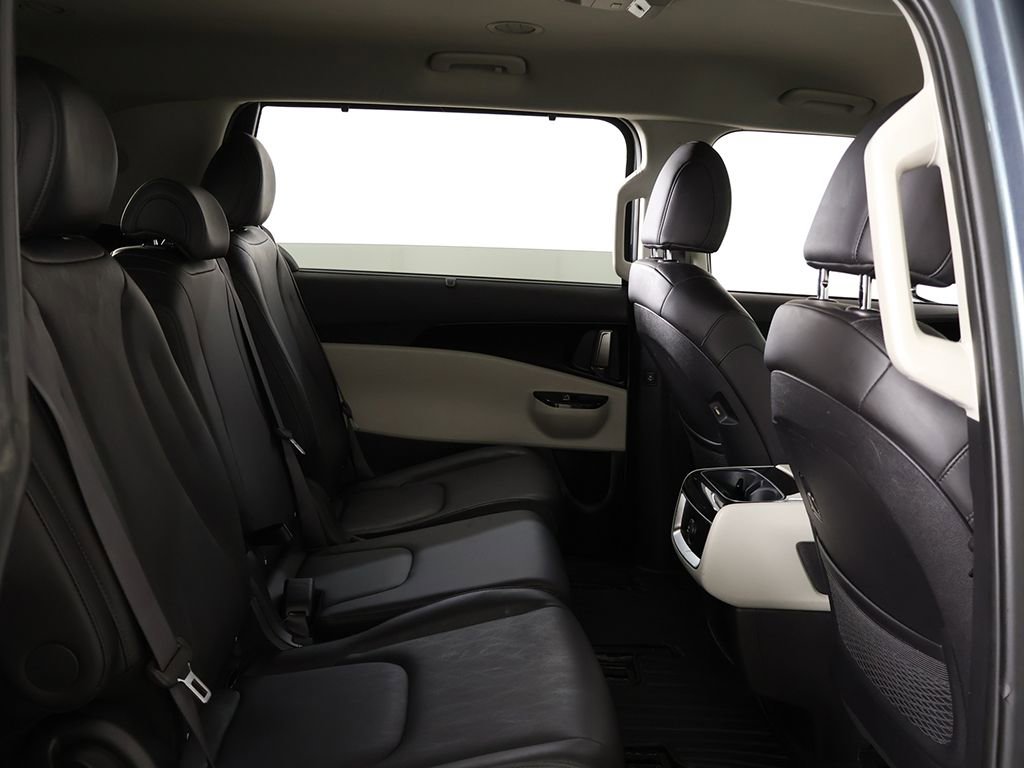Used 2024 Kia Carnival EX FWD image 32