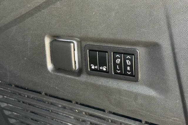 Used 2022 GMC Yukon XL SLT w/ SLT Premium Package AWD/4WD image 23