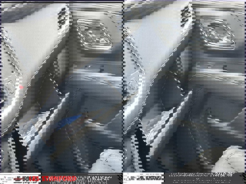 Used 2024 GMC Yukon XL SLT w/ SLT Premium Package image 34